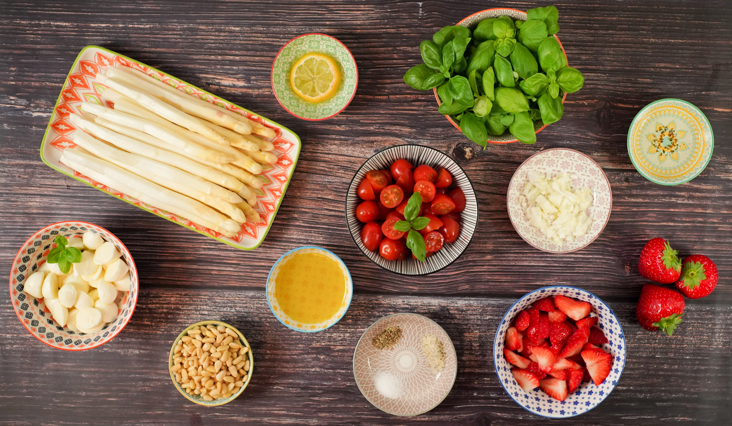 Spargelsalat mit Erdbeeren und Basilikum Pesto